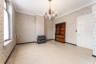 Ben jij op zoek naar een ruime woning met karakter en uitbreidingsmogelijkheden, pal in het centrum van Kortrijk en vlakbij belangrijke invalswegen? Dan is deze te renoveren woning met stadstuin een unieke kans om jouw woonproject of investering te realiseren.<br /><br />Indeling van de woning:<br />Gelijkvloers: inkomhal, leefruimte, apart toilet, keuken, badkamer, berging, een extra ruimte die perfect kan worden omgevormd tot een gelijkvloerse slaapkamer en toegang tot de stadstuin<br />1e verdieping: 2 slaapkamers<br />2e verdieping: opnieuw 2 slaapkamers<br />3e verdieping: een ruime zolder, nog niet geïsoleerd, met potentieel voor het creëren van 2 extra slaapkamers of een multifunctionele ruimte<br /><br />Extra kenmerken:<br />- Verwarming via gaskachel<br />- Dubbele beglazing in alle ramen<br />- Aanwezigheid van regen- en putwater<br />- Onderhevig aan de geldende renovatieplicht<br /><br />Deze woning biedt een zee aan ruimte én mogelijkheden, ideaal voor wie graag zelf de handen uit de mouwen steekt of investeert in een toekomstgerichte renovatie.<br /><br />Plan je bezoek en ontdek zelf het potentieel van deze ruime woning in centrum Kortrijk!