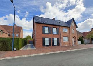 Charmante halfopen woning in het landelijke Leut tegenover de school en op wandelafstand van de MaasIn het rustige en groene Leut vindt u deze zeer...