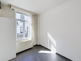 Deze charmante woning is gelegen in de Madeliefjesstraat, midden in de Brugse Poort. Dit is een levendige en dynamische Gentse wijk met een sterke buurtvibe waar mensen elkaar nog echt ontmoeten. De ligging is daarnaast bijzonder praktisch: op amper 5 minuten fietsen bevindt u zich al in het hart van het Gentse stadscentrum, met alle winkels, horeca en cultuur binnen handbereik.<br /><br />De woning kent een functionele indeling over drie verdiepingen. Het gelijkvloers is efficiënt ingericht en herbergt de leefruimte met aansluitend de keuken, de badkamer en het toilet. Via de vaste trap bereikt u de bovenliggende verdiepingen. Op de eerste verdieping bevindt zich de eerste volwaardige slaapkamer die men doorloopt om de tweede slaapkamer op het tweede verdiep te bereiken.<br /><br />Indeling van de woning:<br />Gelijkvloers: Woonkamer - keuken - badkamer - toilet.<br />Eerste verdieping: Slaapkamer 1.<br />Tweede verdieping: Slaapkamer 2.<br /><br />Onmiddelijk beschikbaar!