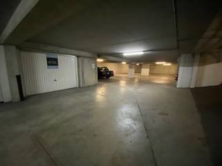 Garagebox gelegen in het centrum van Knokke, nabij de Lippenslaan.Afmetingen: 2,75m (breedte) x 4,98m (lengte) x 1,85m (hoogte).De garagebox is...