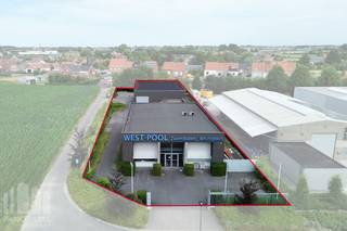 In de industriezone 'Z2 Kleine Weg' bevindt zich dit kwalitatief en veelzijdig bedrijfsgebouw met een totale oppervlakte van +/- 860 m² op een perceel van 2.567 m².<br /><br />De gebouwen werden opgetrokken in een staalstructuur met geïsoleerde silex betonpanelen en een geïsoleerd steeldeck.<br /><br />De showroom aan de voorzijde met een oppervlakte van +/- 330 m² heeft een vrije hoogte van 5,30 m en is toegankelijk via een glazen inkomdeur en een automatische sectionale poort aan de zijkant (ca. 2,50 m breed x 2,80 m hoog). Verder is de ruimte voorzien van burelen, een keuken en een mezzanine in betonstructuur van 5 m breed en 22 m lang. Het zwembad in de showroom is ondiep en kan opgevuld worden om een egale werkvloer te bekomen.<br /><br />Achter de showroom bevindt zich een volledig functioneel zwembad met sauna, stoomcabine en kleedruimtes.<br /><br />Achteraan het perceel bevindt zich een magazijn/atelier van +/- 350 m² met mezzanine van +/- 100 m². Het magazijn heeft een vrije hoogte van 5,38 m. De toegang is via een sectionaalpoort aan de voorzijde van 3,73 m breed x 4,55 m hoog en een sectionaalpoort aan de zijkant van 5,23 m breed en 4,55 m hoog.<br /><br />Het perceel is volledig verhard en omheind met twee automatische toegangspoorten aan de voorkant en zijkant. Dit biedt zowel ruime parkeergelegenheid als buitenstockage.<br />Dankzij de vlotte bereikbaarheid via de Ringlaan (N50) vormt dit gebouw een ideale uitvalsbasis voor uiteenlopende industriële, logistieke en ambachtelijke activiteiten met showroom- en productieruimte.<br /><br />Contacteer PANORAMA B2B voor meer inlichtingen, plannen of een vrijblijvend plaatbezoek 050 300 800.