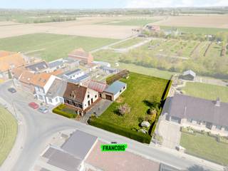 Gelegen in Oostvleteren bevindt zich deze halfopen woning. Deze woning heeft een ruim perceel, zijnde 1050m² waarvan het grootste deel bouwgrond!...