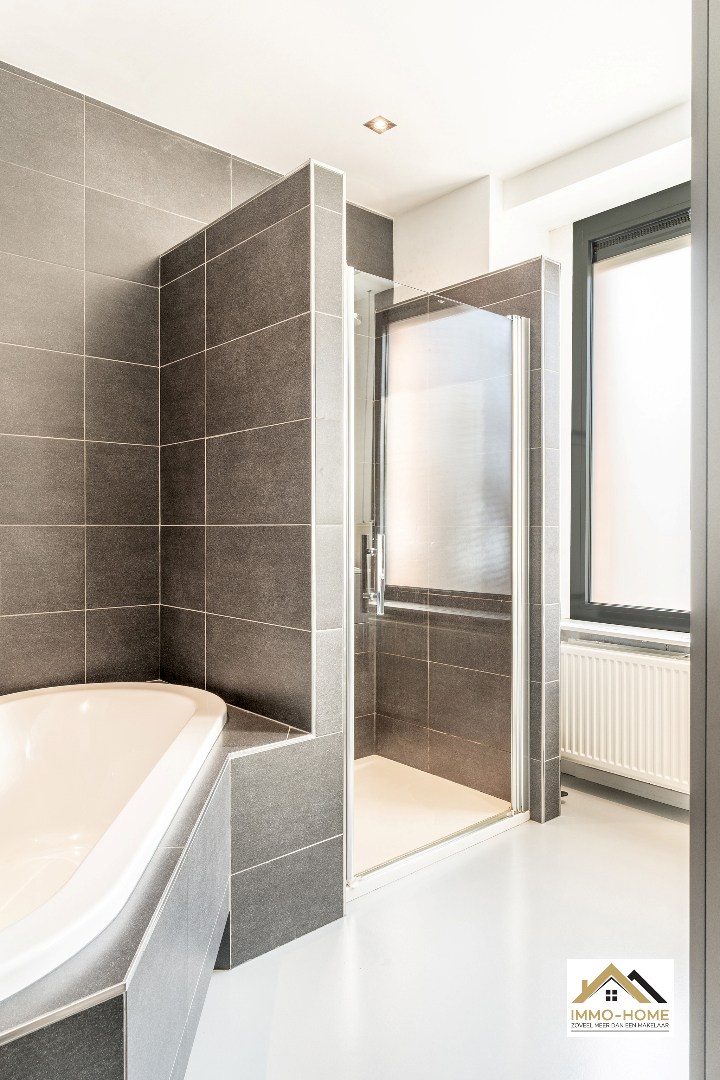 Héél erg ruime gerenoveerde woning met garage nabij centrum Lokeren! - foto 5