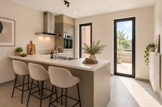Nieuwbouwcomfort, 3 slaapkamers én een ruim terras: dit gelijkvloerse appartement uit 2024 combineert ruimte, licht en energiezuinig wonen op een topligging nabij de Leie.Indeling: via de inkomhal krijgt u toegang tot de verschillende ruimtes van het appartement. De badkamer is voorzien van een moderne inloopdouche en lavabo en daarnaast is er een apart gastentoilet. Met maar liefst 3 volwaardige slaapkamers is er ruimte genoeg voor het hele gezin, een thuiskantoor of extra hobbykamer.De ruime en lichtrijke leefruimte vormt het hart van het appartement en sluit naadloos aan op de volledig geïnstalleerde open keuken. Grote raampartijen zorgen voor een aangename lichtinval en geven rechtstreeks toegang tot het ruime terras: een heerlijke verlenging van de leefruimte.Bij het appartement hoort bovendien een ruime, afgezette autostaanplaats.Troeven: nieuwbouw van 2024 &amp; amper bewoond, volledig instapklaar, energiezuinig met EPC-label A, ruim terras, ruime en afgezette autostaanplaats inbegrepen, conforme elektrische installatie, asbestvrij, op amper 1 minuut wandelen van de Leie en vlak bij mooie wandel- en fietsroutes, winkels en openbaar vervoer. Instapklaar, energiezuinig en verrassend ruim: en dit allemaal op wandelafstand van de Leie én vlak bij de Markt van Harelbeke. Hier is het enkel nog verhuizen en genieten!Interesse? feline@immobeguin.be