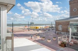 Smaakvol gerenoveerde appartement met zijdelings zeezichtIndeling: Bij het binnenkomen word je verwelkomd in een inkomhal met een gastentoilet. De...