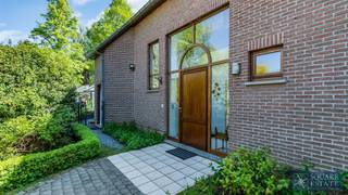 <p><span>Square Estate stelt u deze prachtige villa voor, gelegen in het prestigieuze Domein van Bouchout te Wemmel.</span></p><p><span>Deze vrijstaande woning is als volgt ingedeeld: een ruime inkomhal met een mooie plafondhoogte die elegantie en karakter aan de woning geeft, een grote leefruimte bestaande uit een salon, een eetkamer en een volledig uitgeruste open keuken, ideaal om gasten te ontvangen. Een wasruimte, een bureau en een gastentoilet vervolledigen dit niveau.</span></p><p><span>Op de verdieping beschikt de villa over vier slaapkamers, waaronder een prachtige master suite met dressing en een privé badkamer (bad en douche). Een tweede badkamer en een apart toilet vervolledigen deze verdieping.</span></p><p><span>De woning beschikt tevens over een zolder en een kelder, die tal van opberg mogelijkheden bieden. Een ruime garage voor twee wagens maakt het geheel compleet.</span></p><p><span>De eigendom geniet bovendien van een aangenaam terras, zuid gericht, en een mooie oost gerichte tuin, ideaal om van zonnige dagen te genieten.</span></p><p><span>Een standing volle villa die comfort, ruimte en een uitzonderlijke ligging combineert in een rustige en gegeerde omgeving. Zeker een bezoek waard.</span></p><p><span>Voor meer informatie of om een bezoek in te plannen, gelieve ons te contacteren op 02/460.42.01 of via <span>mw@square-estate.be</span></span><span> </span></p>