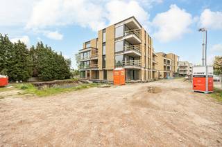 <p>Residentie Souvereyn bestaat uit 27 appartementen met 1, 2 of 3 slaapkamers en oppervlaktes tussen 64 en 136 m². Met een ruim terras of privétuin, verfijnde architectuur, ondergrondse staanplaatsen en duurzame energiebronnen zet het project energiezuinigheid, kwaliteit en wooncomfort voorop. <br /><br />Handelsruimte H1 bevindt zich op het gelijkvloers en heeft een oppervlakte van 142,2m². Het handelspand wordt casco aangeboden.</p>
