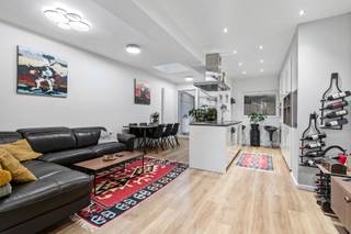 <p>Gelegen in een aangename woonwijk die eveneens bekend staat om haar gezinsvriendelijk karakter door toedoen van de centrale ligging, ontdek je deze woning die in 2020 met een oog voor detail en modern comfort werd vernieuwd.</p>
<p>Naast een tijdloze en strakke look, biedt dit huis nog tal van andere troeven! Van een mooie bewoonbare oppervlakte, een ruime garage en niet te vergeten een bijzonder gezellige tuin. Het betegelde terras nodigt uit om heerlijk te ontspannen terwijl het groene gras een ideale speelplek vormt voor de kinderen. Via de inkomhal betreed je de riante leefruimte met als blikvanger de trendy open keuken, praktisch voorzien van een kookeiland. Verder vind je op het gelijkvloers nog een stijlvolle badkamer die knap werd afgewerkt met verfijnde, zwarte details. De statige trap leid je naar de bovenliggende verdiepingen, waar maar liefst 4 ruime slaapkamers op je wachten. Twee daarvan genieten bovendien van extra luxe dankzij de ensuite badkamers, wat het ultieme hotelgevoel oproept.</p>
<p>Dit is een opportuniteit die je niet wil missen, plan dus snel een bezoek in!</p>
<p><strong>Technische gegevens:</strong> Tuinhuis aanwezig! De garage heeft een handige voertuiginspectieput (smeerput). Centrale verwarming op gas via een condenserende ketel, geïsoleerde vloeren, voornamelijk HR-beglazing in PVC.</p>
<p><strong>Stedenbouwkundige inlichtingen en bodemattest aanwezig. Asbestveilig (maar mogelijk niet asbestvrij). Bevindt zich niet in een risicozone voor overstromingen (P- en G-score A). Renovatieverplichting niet van toepassing.</strong></p>