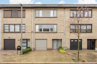 Stap binnen in deze fijne, bijzonder goed onderhouden woning waar licht, rust en gezelligheid centraal staan. Dankzij de grote raampartijen aan...