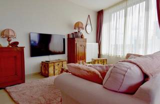 <p><strong>Appartement meublé avec vue imprenable sur la ville au 9ème étage</strong></p>
<p>Cet appartement lumineux et spacieux fait partie du nouveau projet Kievit II. Depuis le hall d’entrée, vous accédez directement à l’espace de vie chaleureux avec cuisine ouverte, baigné de lumière naturelle grâce aux grandes baies vitrées. La cuisine est entièrement équipée d’un réfrigérateur avec compartiment congélateur, d’un micro-ondes, d’un lave-vaisselle et d’une plaque de cuisson en céramique.</p>
<p>L’espace de vie donne accès à une terrasse où vous pourrez profiter d’une vue à couper le souffle sur la ville. L’appartement compte deux chambres : une spacieuse chambre parentale d’environ 12 m² et une deuxième chambre d’environ 8 m², idéale en tant que chambre d’enfant, bureau ou dressing.</p>
<p>La salle de bain moderne est équipée d’une baignoire avec douche intégrée et d’un double lavabo. Vous trouverez également des toilettes invités séparées et un local pratique avec machine à laver et sèche-linge. La climatisation est installée dans l’espace de vie et les chambres. Enfin, un local à vélos facilement accessible est disponible au rez-de-chaussée.</p>
<p>En option, vous pouvez louer une place de parking pour 100 € par mois. <br /><br />Les charges mensuelles pour les parties communes s’élèvent à 100 €.</p>