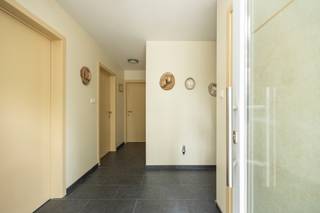 PRACHTIG GELIJKVLOERS APPARTEMENT (97M2) MET 2 SLAAPKAMERS, TERRAS + TUIN EN AUTOSTANDPLAATS TE HASSELT (KORTESSEM)!In het centrum van Kortessem,...