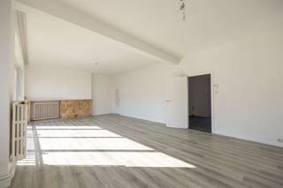 <p><span> </span></p><p><span>Droom je van uitzonderlijk veel ruimte op een toplocatie? Dan is dit appartement absoluut een bezoek waard. Met een bewoonbare oppervlakte van maar liefst ca. 161 m², vier volwaardige slaapkamers, een lichtrijke leefruimte en een terras is dit de ideale thuis voor grote gezinnen, co-housing of wie gewoon graag ruim woont. Bovendien woon je hier op wandelafstand van het Centraal Station, de Zoo, winkels, restaurants en het bruisende stadscentrum.</span></p><p><span> </span></p><p><span>Licht, ruimte &amp; eindeloze mogelijkheden</span></p><p><span>Via de ruime inkom- en nachthal met praktische ingemaakte vestiairekasten kom je in de indrukwekkende leefruimte van ca 42,5 m². Dankzij de grote PVC-ramen over de volledige breedte baadt deze ruimte de hele dag in het licht en geniet je van een prachtig panoramisch uitzicht over de stad. De aangrenzende leefruimte biedt plaats voor een royale zithoek én een grote eettafel, ideaal om gasten te ontvangen of gezellig samen te tafelen.</span></p><p><span>De aparte keuken ligt naast de leefruimte en geeft rechtstreeks uit op het terras van ca. 10 m². De keuken biedt daarnaast de mogelijkheid om volledig naar eigen smaak gemoderniseerd te worden. Zo creëer je hier zonder moeite een hedendaagse woonkeuken met zicht op de stad.</span></p><p><span> </span></p><p><span>Vier échte slaapkamers</span></p><p><span>Een absolute troef van dit appartement zijn de vier ruime slaapkamers. Stuk voor stuk volwaardige kamers die perfect dienst kunnen doen als master bedroom, kinderkamers, thuisbureau of hobbyruimte.  De badkamer is uitgerust met een ruime inloopdouche, een wastafel in meubel en een onderhoudsvriendelijke afwerking met moderne grijze tegels. Daarnaast is er nog een apart gastentoilet, wat het dagelijkse comfort verhoogt. Dankzij de lange nachthal met ingebouwde kastruimte beschik je bovendien over heel wat praktische bergruimte.</span></p><p><span> </span></p><p><span>Stadsleven op zijn best</span></p><p><span>De ligging is zonder twijfel een van de grootste troeven. Je woont hier pal in het levendige hart van Antwerpen, met winkels, supermarkten, gezellige cafés en restaurants letterlijk om de hoek. Het Centraal Station, de Zoo, het Operaplein en de Meir bevinden zich op wandelafstand, terwijl trams, bussen en belangrijke invalswegen zorgen voor een uitstekende bereikbaarheid. Hier geniet je dagelijks van alles wat de stad te bieden heeft, zonder in te boeten aan ruimte en comfort.</span></p><p><span> </span></p>