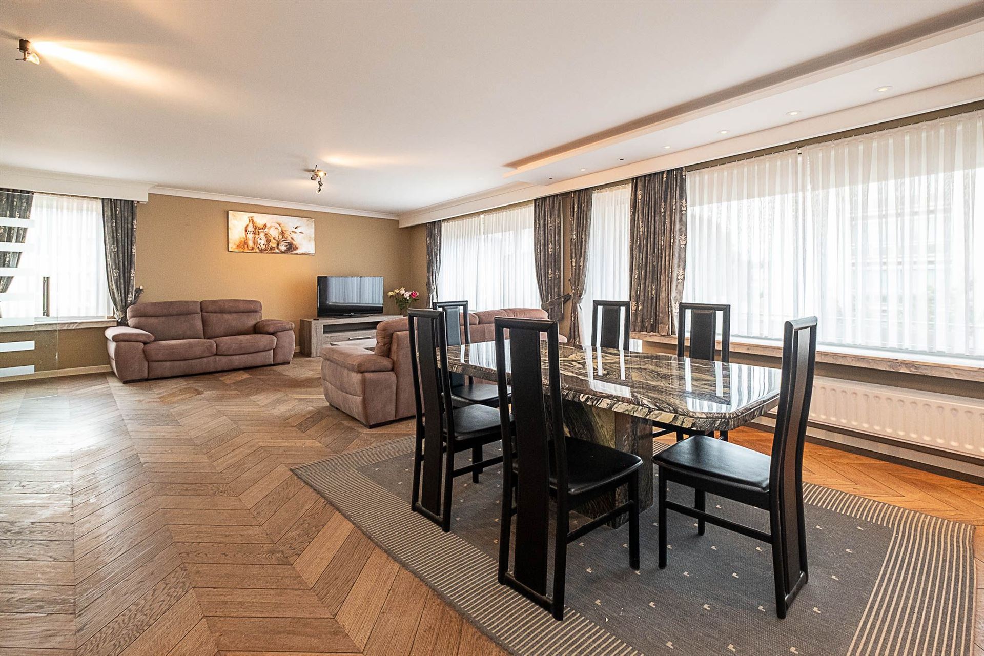 Ruim appartement met 2 slaapkamers en 3 terarssen. - foto 5