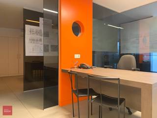 Heel goed gelegen handelspand / instapklare kantoren met private parking | BeverestraatWerkelijk instapklaar pand met ontvangstburelen, 2...