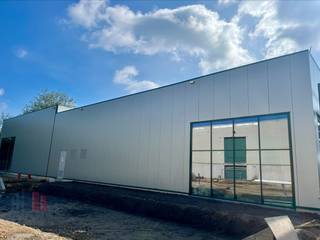 Nieuwbouw KMO-unit met een oppervlakte van 297 m² en 1 privatieve parkeerplaats te koop. Uitstekend gelegen net buiten de Grote Ring in het zuiden van Hasselt, op de voormalige site van Recor. Fenomenale bereikbaarheid dankzij de nabijheid van de op- en afrit 28 Hasselt-Zuid van de E313. De casco unit met een vrije hoogte van minstens 6 m is voorzien van o.a. een sectionale poort (4 m x 4,25 m), lichtstraat met rookluik, polybetonvloer (draagkracht van 1.000 kg/m²), branddetectie en warmtepomp. Tevens aanwezigheid van een regenwaterput van 5.000 L per 2 units en een hoogspanningscabine op de site. Mogelijkheid tot het plaatsen zonnepanelen en aansluiting op het warmtenet. De unit maakt deel uit van het nieuw bedrijvenpark "RE|CORE" bestaande uit KMO-zone "The Sheds" (fase I) opgebouwd uit 19 KMO-units met een oppervlakte tussen 150 m² en 433 m², samenvoegbaar tot 5.018 m². De KMO-units zijn ideaal als opslagplaats, atelier, showroom, productieruimte al dan niet in combinatie met een kantoor. Voorziene oplevering Q1 2025. Contacteer PANORAMA B2B voor bijkomende inlichtingen of een vrijblijvend plaatsbezoek 0474 17 17 15.