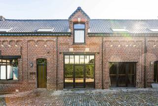 Deze uitzonderlijk ruime woning in het centrum van Haaltert biedt enorm veel plaats en tal van mogelijkheden. Dankzij de verschillende leefruimtes is de eigendom perfect geschikt voor een groot gezin, een kangoeroewoning of een combinatie van wonen en werken. Op het gelijkvloers vind je meerdere gezellige leefruimtes, twee slaapkamers en een functionele keuken met gasfornuis. Aansluitend is er een praktische berging met een authentieke houtoven. Een van de slaapkamers beneden beschikt over een vaste trap naar de ingerichte zolder, die voorzien is van een eigen douche en toilet. Op de verdieping bevindt zich een bijzonder ruime leefruimte, een extra living, een badkamer met ligbad en een grote zolderkamer die ideaal kan dienen als bijkomende slaapkamer, hobbyruimte of atelier. Ook buiten heeft deze eigendom heel wat te bieden. Je ontspant op het overdekte terras of het tweede terras, met daartussen een mooie vijver die zorgt voor een rustige sfeer. Vooraan ligt een ruime binnenkoer, terwijl je achteraan beschikt over een grote, groene tuin met verschillende fruitbomen en heel wat privacy.