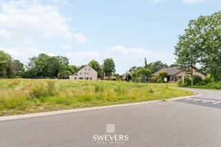 Voor meer info en foto’s, surf naar www.swevers.be – Ontdek deze aantrekkelijke bouwgrond voor open bebouwing aan Weg naar de Grauwe Steen, lot 3, in Heusden-Zolder. In een rustige en aangename omgeving krijgt u hier de kans om een woning volledig naar eigen smaak te realiseren. Het perceel heeft een oppervlakte van 502 m² en biedt ruimte voor een comfortabele gezinswoning met tuin. Dankzij de zuidoostelijke oriëntatie geniet u van een mooie lichtinval doorheen de dag, ideaal voor zonnige momenten op het terras en in de tuin.<br />De bestemming voor open bebouwing, onder voorbehoud van de nodige vergunningen, geeft u veel vrijheid bij het ontwerp van uw toekomstige woning. Bovendien zorgt deze bouwvorm voor extra privacy rondom het huis. Ook de ligging is een sterke troef. De snelweg bevindt zich op slechts 3,8 km, scholen op ongeveer 1 km, openbaar vervoer en recreatie op 400 m en winkels op 900 m. Zo combineert dit perceel rust, ruimte en een vlotte bereikbaarheid.<br />Een mooie kans voor wie droomt van een eigen woning op een goed gelegen bouwgrond in Heusden-Zolder. Voor meer informatie, bel 011 255 155.