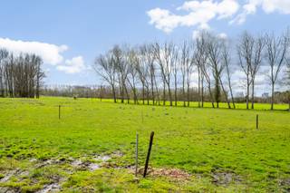 <p>Vlakbij het centrum van Sint-Kruis-Winkel vindt u deze authentieke hoeve die zich kenmerkt door haar grote ruimtes.</p>
<p>Rust en nabijheid van belangrijke toegangswegen zijn enkele van de troeven die deze woning omarmen. U bent op een steenworp van het Proviciaal Domein Puyenbroek.</p>
<p>Wanneer u binnenkomt, wordt zichtbaar dat vanuit alle richtingen voldoende lichtinval aanwezig is. De keuken kijkt uit op het terras en het achterliggend bijgebouw. Living en eetgelegenheid vormen een harmonieus en open geheel en leidt ons naar de inkomhal en een aansluitende grote gelijkvloerse kamer die diverse invullingen kan krijgen.</p>
<p>Via de trap ontdekt u dat de verdieping van dit gebouw een groot volume heeft, met heel wat mogelijkheden. Twee ruime slaapkamers zijn reeds ingedeeld als aparte kamers. Aanvullend bieden 2 grote oppervlaktes de mogelijkheid om extra kamers te creëren, en zelfs dressing, badkamer,…<br />Een rustgevende tuin geeft u de ruimte om na een drukke werkdag helemaal te onthaasten.</p>
<p>Achter de woning bevindt zich een heel groot bijgebouw van maar liefst 300 m2 dat kan worden omgevormd/afgewerkt en op die manier diverse invullingen kan krijgen, zoals:</p>
<ul>
<li>Autocollectie</li>
<li>Gigantische mancave</li>
<li>Atelier voor verschillende doeleinden</li>
<li>Veilige plek voor dieren</li>
<li>Burelen</li>
</ul>
<p>We helpen u graag ter plaatse met een gedetailleerde rondleiding en maken tijd om uw vragen met de meeste zorg te beantwoorden.</p>
<p>Tel 09 274 15 53</p>
<p>Mail floris@cornelis-goeman.be</p>