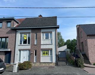 Deze mooi en rustig gelegen half open bebouwing op een perceel van 492 m² beschikt op het gelijkvloers over een inkomhal met gastentoilet,...