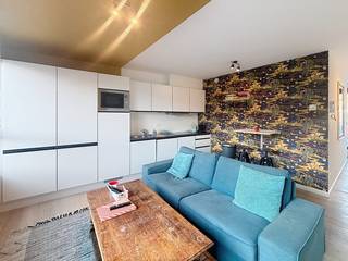 <strong>Gemeubeld </strong>appartement gelegen op de derde verdieping met ruim terras op zeer centrale ligging in <strong>de Theaterbuurt </strong>op wandelafstand van de gezellige Graanmarkt, winkels, restaurants, openbaar vervoer. <br /><br /><strong>Indeling: </strong><br />Het appartement bestaat uit een leefruimte met aansluitend de open keuken die voorzien is van een koelkast, een keramische kookplaat, een dampkap, een vaatwasser en een combi-oven. De slaapkamer bevindt zich aan de achterzijde van het appartement en heeft aansluitend een badkamer die voorzien is van een douche en lavabo en een apart toilet. Via de slaapkamer heeft u toegang tot het ruime dakterras van 10m². Verder is er ook nog een berging in het appartement.<br /><br /><strong>Bijzonderheden:</strong>
<ul>
	<li>De nutsvoorziening van water, gas en elektriciteit zijn individueel.</li>
	<li>De maandelijkse gemeenschappelijke kosten bedragen €55,00 per maand.</li>
	<li>Een tweede berging aanwezig in de kelder op -1.</li>
</ul>