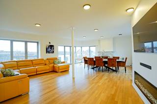 Bent u op zoek naar een uitzonderlijk luxueuze woonst met royale ruimtes, een zee van natuurlijk licht en een hoogwaardige afwerking? Dit riant penthouse in Willebroek biedt alles wat u zoekt en meer!<br />Het penthouse is gerenoveerd en instapklaar met een eigentijdse uitstraling. Alle ruimtes hebben vele ramen, geniet hier van een adembenemend zicht over Willebroek. Met maar liefst 6 ruime slaapkamers en 2 badkamers is deze ideaal voor grote gezinnen of wie extra ruimte wenst voor een thuiskantoor, dressing of hobbykamer.<br />Dit penthouse is niet alleen een thuis, maar een ware levensstijl. Gelegen in een rustige, maar strategisch goed bereikbare buurt, biedt het de perfecte balans tussen privacy en nabijheid van voorzieningen. Winkels, scholen, openbaar vervoer en uitvalswegen bevinden zich op een steenworp afstand.<br />Unieke troeven: energiezuinig, elektriciteit conform, ramen met dubbel glas, centrale verwarming op aardgas, enz…<br />Mis deze unieke kans niet! Interesse? Neem vandaag nog contact met ons op voor een bezichtiging en ervaar zelf de luxe en ruimte die dit penthouse te bieden heeft. Contacteer ons voor meer informatie op 052/41.41.94<br />Referentie: 5359