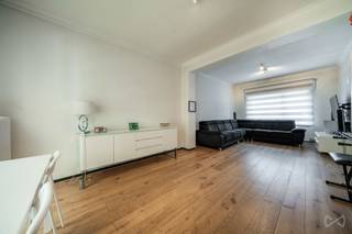 <p><span>We Invest heeft het genoegen u deze prachtige woning voor te stellen, ideaal gelegen in Ukkel. Het pand bevindt zich in de nabijheid van autosnelwegen, diverse winkels, scholen en groene zones. De indeling is als volgt: inkomhal, apart toilet, aparte keuken, lichtrijke woonkamer, veranda en terras/tuin.</span></p>
<p><span>Op de eerste verdieping bevinden zich twee slaapkamers en twee badkamers. Op de bovenste verdieping vindt u nog twee extra slaapkamers, een dressing en een tweede toilet.</span></p>
<p><span>Het geheel verkeert in goede algemene staat. In de kelder zijn er verschillende kelders evenals toegang tot de garage. Elektriciteit conform. EPC-score G met 565 kWh/m².jaar (extra vermindering mogelijk onder bepaalde voorwaarden).</span></p>
<p><span>Wacht niet langer en neem contact met ons op: </span><span>maxime.l@weinvest.be</span><span> of 02 315 77 22.</span></p>