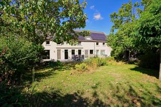 Bent u op zoek naar een uitzonderlijk ruime woning met tal van mogelijkheden? Dan is deze bijzondere eigendom in Opdorp beslist een bezoek waard.<br />Deze prachtige woning is gelegen op een perceel van 592 m² en beschikt over een indrukwekkende bewoonbare oppervlakte van maar liefst 361 m². De oorspronkelijke woning met schuur werd in 2000 grondig verbouwd, waarbij bijzonder veel aandacht werd besteed aan isolatie, wooncomfort en ruimte.<br />Het woongedeelte is volledig gericht op de aangename, afgesloten tuin, waardoor u in alle privacy kunt genieten van rust en buitenleven. Dankzij de doordachte indeling vormt deze woning een ideale combinatie van comfortabel wonen en werken.<br />Een grote troef is de afzonderlijke praktijkruimte met eigen ingang. Deze ruimte biedt tal van mogelijkheden en is perfect geschikt voor een zelfstandige activiteit, kantoor of vrij beroep. Bovendien kan dit gedeelte eventueel ook ingericht worden als kangoeroewoning, waardoor de woning uitermate geschikt is voor grote gezinnen of co-housing met familie.<br />Verder beschikt de woning over maar liefst 6 slaapkamers, 2 badkamers en een ruime hobbykamer, die momenteel gebruikt wordt als atelier.<br />Kortom, een unieke en veelzijdige woning voor wie op zoek is naar ruimte, comfort en flexibiliteit, met mogelijkheden voor wonen, werken en/of een kangoeroewoning, op een ideale locatie in het charmante Opdorp.<br />Referentie: 5725