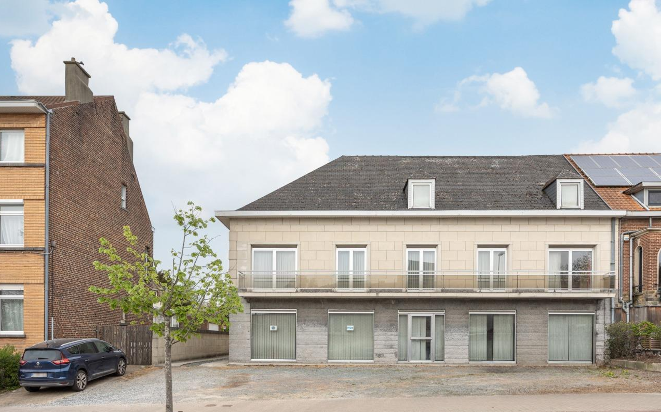 Uitzonderlijk groot gebouw met appartement en handelsruimte - foto 1