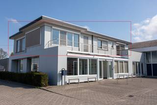 Goed onderhouden, deels gerenoveerd appartement op een uitstekende locatie te Essen. Het appartement heeft een eigen inkomhal met de trap die je...