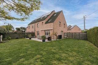 Meer info of een gratis waardebepaling van uw woning: jordi.broes@homixx.be of 016 199 340.<br /><br />Homixx Vastgoed stelt u deze recente, zéér hoogwaardig afgewerkte woning voor, gelegen op een perceel van 400 m² in het rustige Tremelo op de grens met Keerbergen. <br />Een absolute troef van deze woning is de uitzonderlijke ligging in een groene en rustige omgeving. <br />Op amper 350 meter van de woning bevindt zich het beschermde natuurgebied Zegbroek en de meanderende Dijlevallei, waar u volop kunt genieten van de stilte, de natuur en heerlijke wandelingen in een prachtig landschap.<br /><br />Tegelijkertijd bevinden alle dagelijkse voorzieningen zich op korte afstand. <br />In het centrum van Tremelo vindt u onder meer Delhaize, Carrefour en Aldi, evenals een gezellige winkelstraat met diverse handelszaken. <br />Iedere dinsdag kunt u er terecht op de wekelijkse markt. <br />Ook een apotheek, warme bakker en andere buurtwinkels bevinden zich vlakbij.<br />Deze woning combineert moderne elegantie met energie-efficiëntie, wat resulteert in een indrukwekkende EPC-score A. <br />Dankzij de nieuwste technieken zoals een Daikin lucht-water warmtepomp, zonnepanelen, conform elektriciteitsattest, regenwaterput van 15.000 l aangesloten op wc's, wasmachine en buitenkraan bent u hier klaar voor de toekomst.<br />Bij het betreden van de woning valt direct de verfijnde afwerking op, met een volle parketvloer die door de ruimtes loopt en veel stijlvolle ingebouwde kasten die voor optimaal gebruiksgemak zorgen. <br />De royale eetplaats en lichtrijke living sluiten aan bij de goed geïnstalleerde keuken, allen met zicht op de tuin. <br />Praktisch: de aangrenzende berging/wasplaats/bijkeuken, de aanwezigheid van een ruime kruipkelder en afgewerkte bergzolder. <br />Met maar liefst zes slaapkamers (allen met UTP aansluiting), een moderne badkamer (bad en douche) en twee toiletten biedt dit pand een uitzonderlijk volume voor grote gezinnen of extra hobbyruimte.<br />Op vlak van veiligheid en technologie is deze woning een koploper: het domoticasysteem voor de verlichting en het geavanceerde alarmsysteem met camera’s (bedienbaar via app) bieden u een zorgeloos woongevoel. <br />De lichtarmaturen zijn mee inbegrepen (gordijnen optioneel).<br />Buiten geniet u op het aangename terras met zonneluifel van de prachtige omheinde tuin (incl robotmaaier). <br />Uw wagens parkeert u moeiteloos in de inpandige garage of op de 5 parkeerplaatsen buiten, waar tevens een laadpaal voor elektrische voertuigen is voorzien.<br />Er is ook een mogelijkheid tot de aankoop van 2 extra ondergrondse staanplaatsen in de Mouterij te Haacht (Cores) aan 16.5K per staanplaats.<br /><br />Een instapklare droomwoning waar luxe en duurzaamheid hand in hand gaan.