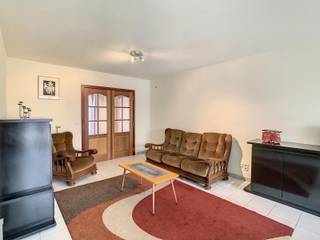 Deze woning met bijhorende tuin is gelegen in een gezinsvriendelijke woonbuurt van Kessel-Lo. Het Provinciaal domein en het openbaar vervoer...