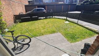 <br />Gezellig gelijkvloersappartement te 9900 Eeklo bestaande uit ruime woonkamer, open ingerichte keuken, apart toilet, berging met aansluiting voor wasmachine, ruime badkamer met ligbad, 2 volwaardige slaapkamers en een groot zonneterras uitgevend op een stadstuintje. Dit woonappartement maakt deel uit van een kleine residentie en is erg rustig gelegen op een boogscheut van het centrum. €50/maand forfait gemeenschappelijke lasten. Kom vrijblijvend kijken en overtuig uzelf! <br /><br />Algemeen: basisidee is dat het appartement een ergonomische touch heeft. Niet uit een of andere frivoliteit maar uit het idee dat we met zijn allen ouder worden en ergonomie dan een belangrijk element is. Dat uit zich in :<br />- stopcontacten op 40cm hoogte ipv 20 cm waardoor je rug minder belast wordt<br />- het tabblad van de keukens is op een hoge stand<br />- de badkamers hebben een handvat<br />- deuren zijn normaliter voldoende breed om met een karretje te passeren<br />- op 1 punt na is alles zowat vlak in de vloer. er zijn bijvoorbeeld geen opstaande drempels in de deuren.<br /><br /><br /><span><strong>Tehuurstelling onder voorwaarden; Zie www.more.be, "bijlagen" en onder voorbehoud van beschikbaarheid.</strong></span>