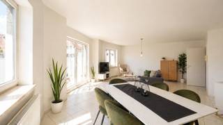 Bij het betreden van dit appartement kom je in de inkomhal, die toegang geeft tot de ruime woonkamer, waar je kan genieten van veel natuurlijk...