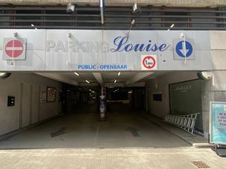 <p>immo DAVID stelt voor: overdekte staanplaats op de Livornostraat in Sint Gillis</p>
<p>Wie op zoek is naar een staanplaats in het centrum van het bruisende Brussel hoeft niet meer verder te zoeken. Dankzij haar perfecte ligging op de Livornostraat, slechts een straat verwijderd van de Louisalaan, is deze overdekte staanplaats ideaal voor zowel de beroepsbeoefenaar die zijn kantoor dicht aan de Louisalaan heeft als voor de investeerder die deze staanplaats kan verhuren. De staanplaats bevindt zich in de Beparking “Louise” beveiligd met een bareel en een automatische poort die enkel opengaat op vertoon van een badge of het nemen van een ticket. Tenslotte is er de mogelijkheid tot het plaatsen van een laadpaal. Veiligheid voor uw auto, nabij gelegenheid in hét centrum, en geen zorgen hoeven te maken is wat deze staanplaats u te bieden heeft.</p>