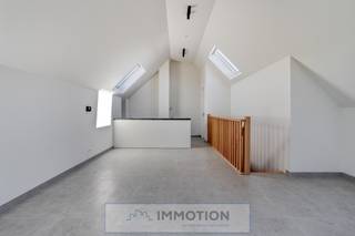 Instapklaar nieuwbouw duplex appartement gelegen op de tweede en derde verdieping met 2 slaapkamer en terras. <br />Volledig geschilderd en afgewerkt met lichtarmaturen.<br /><br />Voor een persoonlijke afspraak of meer informatie kunt u rechtstreeks contact opnemen met Christophe op het nummer 0497 41 37 37<br />of stuur een mail naar christophe@immotion.be.    