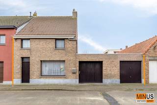 Situated on a quiet street in Ostend, near the Zandvoorde motorway entrance and exit, this house boasts a practical and well-organized layout...