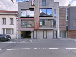 <p>Instapklaar appartement in het hart van de stad bestaande uit een inkomhal met afzonderlijk toilet, gezellige leefruimte met eet-en zithoek, volledig uitgeruste open keuken met aanpalende was/bergplaats, ingerichte badkamer (inloopdouche en lavabomeubel), 2 slaapkamers, groot terras +-25m² en een garage met sectionale poort die bij te kopen is voor 37.000€</p>
<p>Extra troeven:<br />Conforme keuring elektriciteit<br />Energiezuinig (Label-A)<br />Private berging + fietshaak (gelijkvloers)<br />Lift aanwezig<br />Groot terras van 25m²<br />Mogelijkheid garage bij te kopen (37.000€)<br />Op een steenworp van scholen, winkels, centrum en Park Baron Casier<br />Instapklaar en direct verhuurrendement</p>
<p>Dit appartement is te koop ZONDER makelaar via het concept van Smart Houses! Wenst U verdere inlichtingen of bezoek? Contacteer rechtstreeks de eigenaar via 0477/96.96.24.</p>