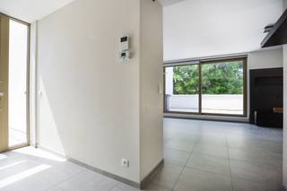 <p><span>Centraal gelegen in Haasdonk vind je dit instapklare en energiezuinige appartement op de 1ste verdieping.</span></p>
<p><span>De lichtrijke leefruimte sluit aan op de volledig geïnstalleerde open keuken en geniet van veel natuurlijke lichtinval.</span></p>
<p><span>Verder beschikt het appartement over een praktische wasberging, een apart toilet, 2 slaapkamers en een badkamer met douche en dubbele wastafel.</span></p>
<p><span>Een grote troef is het ruime, westgerichte terras, waar je heerlijk van de namiddag- en avondzon kunt genieten.</span></p>
<p><span>Daarnaast zijn er een ondergrondse autostaanplaats, een private kelderberging, een gemeenschappelijke tuin en fietsenberging aanwezig.</span></p>
<p><span>Een comfortabel 2-slaapkamerappartement met veel licht en een ruim terras, pal in het centrum van Haasdonk.</span></p>
<p><span>Wij leiden je graag rond!</span></p>