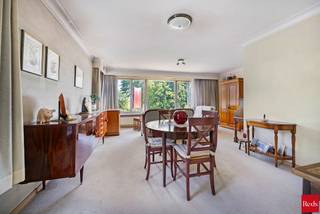 Dit hoekappartement met veel lichtinval is gelegen in een rustige doodlopende straat.<br /><br />Het appartement heeft 2 slaapkamers (14m² - 7m²) waarvan de kleinste slaapkamer een deur heeft naar het terras. (4,5m²)<br /><br />De badkamer bestaat uit een ligbad en wc en een lavabomeubel.<br /><br />De keuken is uitgerust met een oven, een dubbele spoelbak, dampkap, een ingebouwde ijskast en diepvries en kasten boven en onder.<br /><br />Het appartement is gelegen in een klein gebouw zonder lift.<br /><br />De verwarming is individueel op gas en er is ook een aparte berging. <br /><br />Stedenbouwkundige inlichtingen in aanvraag.<br /><br />Voor meer info of een bezoek ter plaatse kan u vrijblijvend contact opnemen met Philip op het nr.: 0476/999.029 of philip@reds.be