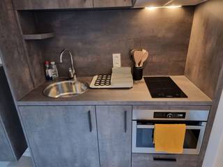 BRUSSEL, (1.01) gelegen in een prachtig POMPIDOU gebouw volledig gerenoveerd, op 200 meter van het metrostation IJzer, prachtige gemeubileerde studio van ±34m² met zeer mooie afwerking. 1e bewoning! Woonkamer met slaapgedeelte en bedframe gemaakt door Hemlock (Schiphol, Leonidas, Swarovski,...). Volledig ingerichte keuken, ingebouwde kasten, studeerkamer, doucheruimte. Het gebouw heeft ook een gemeenschappelijke ruimte met superuitgeruste keuken, wasruimte met wasmachine, en fietsenstalling op de begane grond. Voorziening voor kosten: €215/maand (warm/koud water, verwarming, internet en gemeenschappelijke ruimtes) - PEB: C - Beschikbaar 01/10/2026 - Afmetingen zijn ter informatie.<br /><br />
<p><u>Op de 1e verdieping (1.01)</u></p>
<p></p>
<p>- Woonkamer met kantoorhoek van 36 m²</p>
<p>- Ingerichte open keuken</p>
<p>- Doucheruimte van 4 m²</p>