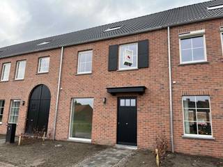 <div>Nieuwbouwwoning (gesloten bebouwing) omvat inkomhal met gastentoilet, woonkamer met open ingerichte keuken, berging/wasplaats, nachthal, badkamer, apart toilet boven, 3 slaapkamers, bergzolder en een tuin met terras en tuinberging. Achteraan de tuin zijn er 2 autostaanplaatsen voorzien.</div><div>De huurwoning is instapklaar en opgeschilderd door de verhuurder evenals voorzien van de nodige lichtarmaturen.</div><div> </div><div>Geen huisdieren toegelaten.</div><div><br /><br /> </div>