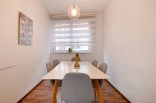 Bent u op zoek naar een opbrengstpand in perfecte staat?Dan kunnen wij u deze woning aanbieden, die bestaat uit twee erkende eenheden. Uitstekende staat van onderhoud, PVC ramen, betonnen tussenvloeren, individuele gasverwarming per eenheid. De indeling is als volgt: Begane grond: drie garages (waarvan één dubbele) en de inkomhal met trappenhuis. Eerste verdieping: een appartement: inkomhal, woonkamer, twee slaapkamers, doucheruimte en ingerichte keuken met toegang tot het grote terras. Tweede verdieping: een appartement: inkomhal, woonkamer, twee slaapkamers, doucheruimte en ingerichte keuken. Plat dak. Rustige buurt met toegang tot school, winkels en openbaar vervoer.Gemeubeld verkocht.