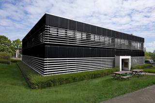 Office for rent at Excelsiorlaan 9 in Zaventem. These offices are ideally located 20 minutes from Brussels and 5 minutes from Brussels airport. The building is easily accessible by car via the R0 motorway. <br /><br />The building offers office space on 2 floors; 600m² on the ground floor and 600m² on the first floor.<br /><br />The offices have a nature inspired design with green walls, nature corners, essential oil diffusers etc. This style contributes to motivation and well-being at work by eliminating stress which has a positive impact on our state of mind.<br /><br />In addition, 50 parking spaces are available.<br /><br />Total area: +/- 1200m²<br />Parking spaces: +/- 50 spaces