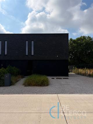 <p><span>Deze woning is gelegen in een doodlopende straat te Lochristi in een kindvriendelijke wijk. De ligging zorgt voor een vlotte bereikbaarheid naar de invalswegen (R4) en verschillende handelszaken.</span></p><p><span>Het gelijkvloers van de woning beschikt over een lichtrijke inkomhal met apart toilet. Verder bevindt zich de leefruimte met aansluitend de zeer geriefelijke keuken uitgerust met volgende toestellen: oven, microgolfoven, kookplaat, ijskast met vriesvak en vaatwasmachine. Naast de keuken is er een ruime berging die ook dienst zal doen als wasplaats. Boven zijn er 3 slaapkamers aanwezig met grote raampartijen. De badkamer is ingericht met een dubbele lavabo en inloopdouche. De eerste verdieping is verder nog voorzien van een apart toilet en een technische ruimte.</span></p><p><span>De deels omheinde tuin is volledig ingezaaid en aangevuld met siergrassen alsook een tuinhuis. Het terras is zuidwest georiënteerd waardoor u kan genieten van de middag- en avondzon. Verder is voor de woning nog een grote oprit voorzien.</span></p><p><span>De zeer energiezuinige woning beschikt over zonnepanelen en een E-peil 20. Ze wordt verwarmd via een warmtepomp (geothermie) met vloerverwarming als afgiftesysteem.</span></p><p><span>Dit prachtig huis is vrij vanaf november 2026 en heeft een maandelijkse huurprijs van 1.600 euro.</span></p><p><span>Indien u graag een bezoek wenst of meer informatie, gelieve een mailtje te sturen naar uw contactpersoon Anais via anais@vastgoed-dc.be of via de website. </span></p>