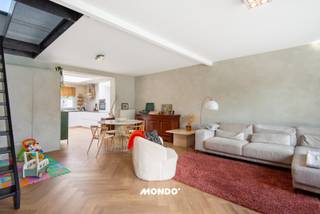 Op zoek naar een volledig instapklare halfopen woning met een ruime tuin, parkeergelegenheid en een uitstekende bereikbaarheid?<br />Dan is deze woning zeker een kijkje waart!<br /><br />Op het gelijkvloers beschikt de woning over een ruime woonkamer met open keuken, voorzien van toestellen. Verder is er een badkamer met toilet, bad/douche, lavabomeubel en aansluitingen voor de wasmachine.<br />De eerste verdieping omvat een multifunctionele ruimte die kan dienen als bureau, hobbykamer, dressing of slaapgedeelte. Daarnaast is er een ruime slaapkamer. Via een vaste trap bereikt u de zolderverdieping, waar een tweede slaapkamer is ingericht.<br /><br />Een absolute troef is de ruime westgerichte tuin. Deze beschikt over maar liefst drie terrassen, een praktisch gemetst tuinhuis en een extra bergruimte die ingericht is als bar. <br />Dankzij de halfopen bebouwing is de tuin ook bereikbaar via de zijkant.<br /><br />Een extra meerwaarde is de oprit waar minstens twee wagens kunnen parkeren. De woning is uitstekend gelegen met een vlotte verbinding naar de E19 en Antwerpen, Mechelen en Brussel. Ook fietsers en sportliefhebbers vinden in de omgeving tal van mogelijkheden.<br /><br />Kortom: een instapklare halfopen woning met 2 slaapkamers, een multifunctionele ruimte, ruime westgerichte tuin, 3 terrassen, praktische bijgebouwen en parkeergelegenheid voor minstens 2 wagens.<br /><br />Ontdek de woning alvast virtueel:<br />https://my.matterport.com/show/?m=5EBqmhZ8ce6<br /><br />Meer info of een bezoek? Contacteer Gino Haeck<br />gino@mondovastgoed.be<br />0491/10.27.33