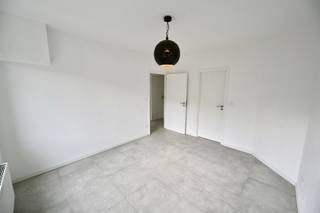 Op zeer centrale ligging nabij centrum en park vinden we dit knap gerenoveerd appartement terug. Deze knusse woonentiteit omvat een hall, lichtrijke woonkamer met open keuken, ruime slaapkamer en badkamer met instapdouche.<br /><br />Het appartement werd volledig energetisch gerenoveerd en geschilderd, kortom instapklaar!<br />Blanco keuring elektriciteit, A-label en zonnepanelen aanwezig.<br /><br />Dit pareltje is gelegen op de eerste verdieping van deze kleinschalige residentie en is ideaal voor starter of investering! Interesse in betaalbaar wonen aan zee? <br /><br />Maak nu uw afspraak via eva@vastgoedvanhoye.be of 0499/36.17.37