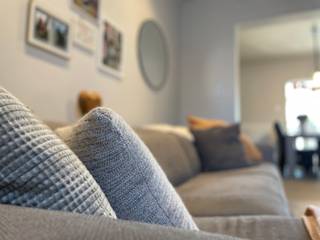 Aan de rand van de stadskern te Landen, hier de Overwindenstraat, treffen we deze woonst, onlangs volledig gerenoveerd.<br />De Overwindenstraat 39 kenmerkt zich volledig door zijn nabijheid bij het station, de scholen, de winkels, alle sportaccomodatie, de rust (vooral achteraan langs de tuinkant). Hier kom je meteen op een wandelpad, dat binnenkort nog van meer extra groen wordt voorzien door Stad Landen.<br />Op het gelijkvloers treffen we de ruime inkomhal, die verder toegang biedt tot het toilet, de gerenoveerde badkamer, de bovenverdieping en de leefruimte. Die leefruimte is netjes en gezellig ingericht en ook hier heb je meteen connectie met een super hypergeïnstalleerde keuken. Wauw.....<br />Wanneer je staat te kokkerellen geniet je echt van het super leuke terras buiten en de tuin. Via de tuin heb je ook nog recht op een wasplaats, die ook dienst kan doen als berging.<br />Op de eerste verdieping : 3 slaapkamers en tevens werd ook de zolderkamer, bereikbaar via een vaste trap, volledig ingericht.<br />Er is een kelder en achteraan in de tuin twee garages.<br />Voordelen nog es op een rijtje : zonnepanelen aanwezig sinds 2020 (13 stuks, zonder groene stroomcertificaten), alarm (verisure), airco's in de keuken en op 2 slaapkamers, rolluiken in de slaapkamers, rechts van de woning heb je een zijingang naar de tuin, twee garages achteraan in de tuin langs het wandelpad, vloeren en plafonds geïsoleerd, 4 slaapkamers en een topkeuken...<br />Je zal snel verwonderd staan hoor.<br />Neem snel contact op voor een afspraak op 011/361919