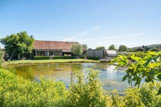 Unieke hoeve met horeca, op idyllische toplocatie in Mont-de-L’Enclus. <br /><br />Droomt u van rust, ruimte en een adembenemend uitzicht op het groen? Dan is deze uitzonderlijk gelegen hoeve precies wat u zoekt. Verscholen midden in de natuur en bereikbaar via een charmante oprijlaan, ervaart u hier elke dag het ultieme gevoel van thuiskomen.<br /><br />Charmante hoeve bestaande uit een grote parking, leuk restaurantgedeelte met keuken en voorraadruimte + charmante binnenkoer met terras, een instapklare gerenoveerde woning uitgevend op de prachtige tuin met open zicht, een extra bijhuis met potentieel (co-house/vakantiewoning/B&B-mogelijkheid). <br /><br />Indeling woonhuis: inkomhal met gastentoilet, ruime, lichtrijke keuken met ontbijthoek en een prachtig zicht op de tuin, eetkamer en een gezellige woonkamer. Op het gelijkvloers bevindt zich bovendien een slaapkamer met eigen douchekamer – ideaal voor wie gelijkvloers wil wonen.<br />Zolderruimte van maar liefst 240 m², die volledig naar eigen wens kan worden ingericht: extra slaapkamers, een bureau, hobbyruimte of zelfs een studio behoren tot de mogelijkheden.<br />2de vleugel van het gebouw: = 2de wooneenheid (mits renovatie) – perfect voor kangoeroewonen, een praktijkruimte of een investering.<br /><br />Buiten geniet u van een grote, volledig omheinde tuin, een ruime privéparking en een charmante vijver die perfect aansluit bij het landelijke karakter van het geheel.<br /><br />Groene omgeving met tal van wandel- en fietsroutes, zeldzaam aanbod op een unieke locatie. <br /><br />Kortom, deze eigendom combineert charme, ruimte en eindeloze mogelijkheden op een plek waar u elke dag tot rust komt.<br /><br />Bezoek na afspraak met Immo Beguin: info@immobeguin.be