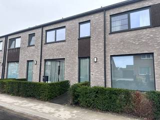 In een rustige zijstraat van de Weststraat, waar u tal van winkels en voorzieningen binnen handbereik hebt, bevindt zich deze prachtige woning in...