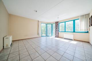 Anderlecht - Ideaal gelegen nabij het Brusselse kanaal en de kades, en dicht bij alle voorzieningen (openbaar vervoer, winkels, scholen, restaurants, etc.), biedt We Invest dit mooie appartement aan dat wat modernisering behoeft, plus een terras met prachtig uitzicht op het kanaal. Het appartement bestaat uit: een hal met garderobe en gastentoilet, een grote en lichte woonkamer met toegang tot het terras, een ingerichte keuken, een bijkeuken/voorraadkast, een ruime slaapkamer, een badkamer en een privékelder in het souterrain. Energielabel (EPC): E-. Conform de energienormen. Lage servicekosten en individuele energierekeningen. Direct beschikbaar. Ideaal als eerste woning of als investering. Een garage/berging is te huur in het gebouw. ​​Wacht niet langer, maak vandaag nog een afspraak voor een bezichtiging! 02 217 22 91
